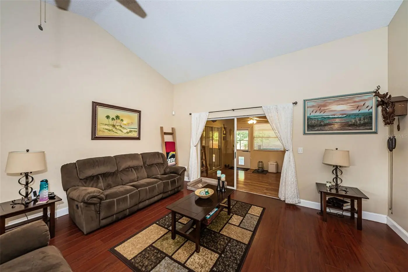 668 Glengary Ln, Palm Harbor: living room